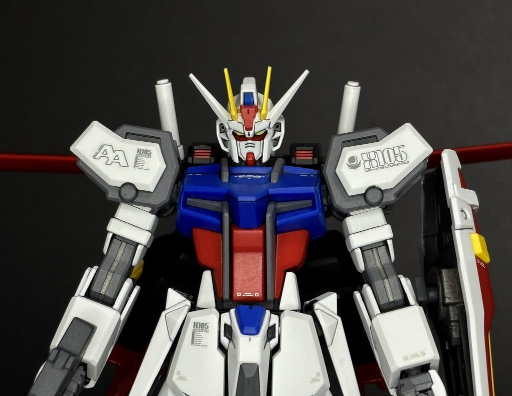 上半身をアップで。お手頃な値段なのに成型色の時点で色分け超優秀なのがエントリーグレードの最大のウリ。それは塗装するモデラーにとっても基本的には優しい設計で大いに助かりました。