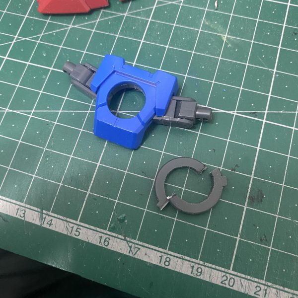 狙っていた通り、シールド二つをガッチリマウント出来ているので良いのですが…なんだろう、勿論よくある構成だからインパクトの少なさもあるんだけど、ゴテゴテに盛り込まない方がバランス取れてて良い気がするのよね…まぁここまで来たら、最後に大剣を背中にマウントさせますけどね笑(色々削ぎ落としたシンプルパターンも作ってみようかな…)赤く囲った箇所は本来隙間がなくアームが通せないので、アームが通せる分の隙間を作ってます！（3枚目）