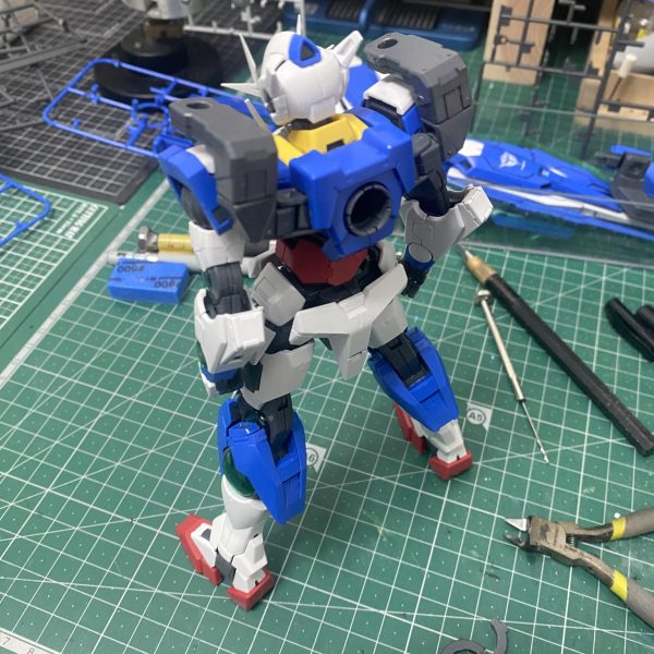 狙っていた通り、シールド二つをガッチリマウント出来ているので良いのですが…なんだろう、勿論よくある構成だからインパクトの少なさもあるんだけど、ゴテゴテに盛り込まない方がバランス取れてて良い気がするのよね…まぁここまで来たら、最後に大剣を背中にマウントさせますけどね笑(色々削ぎ落としたシンプルパターンも作ってみようかな…)赤く囲った箇所は本来隙間がなくアームが通せないので、アームが通せる分の隙間を作ってます！（4枚目）