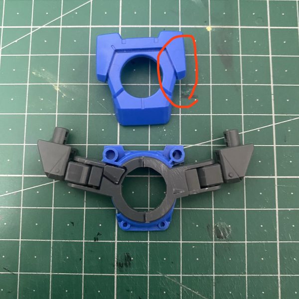 狙っていた通り、シールド二つをガッチリマウント出来ているので良いのですが…なんだろう、勿論よくある構成だからインパクトの少なさもあるんだけど、ゴテゴテに盛り込まない方がバランス取れてて良い気がするのよね…まぁここまで来たら、最後に大剣を背中にマウントさせますけどね笑(色々削ぎ落としたシンプルパターンも作ってみようかな…)赤く囲った箇所は本来隙間がなくアームが通せないので、アームが通せる分の隙間を作ってます！（2枚目）