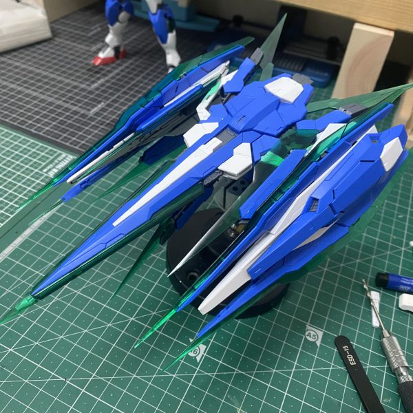 背中に大剣載せてみました。しっかりマウント出来ているので簡単外れることなく、その辺りの制作は満足なのですが…これは「ムキンクス」状態ですね…全体的に引き算できてないと言うか(全部載せでGNドライブ3つだから3乗のパワーだけど攻撃当たらないと思う)なんかオーライザーっぽいのできてるし…うん、ボツで！作り直します！！（2枚目）