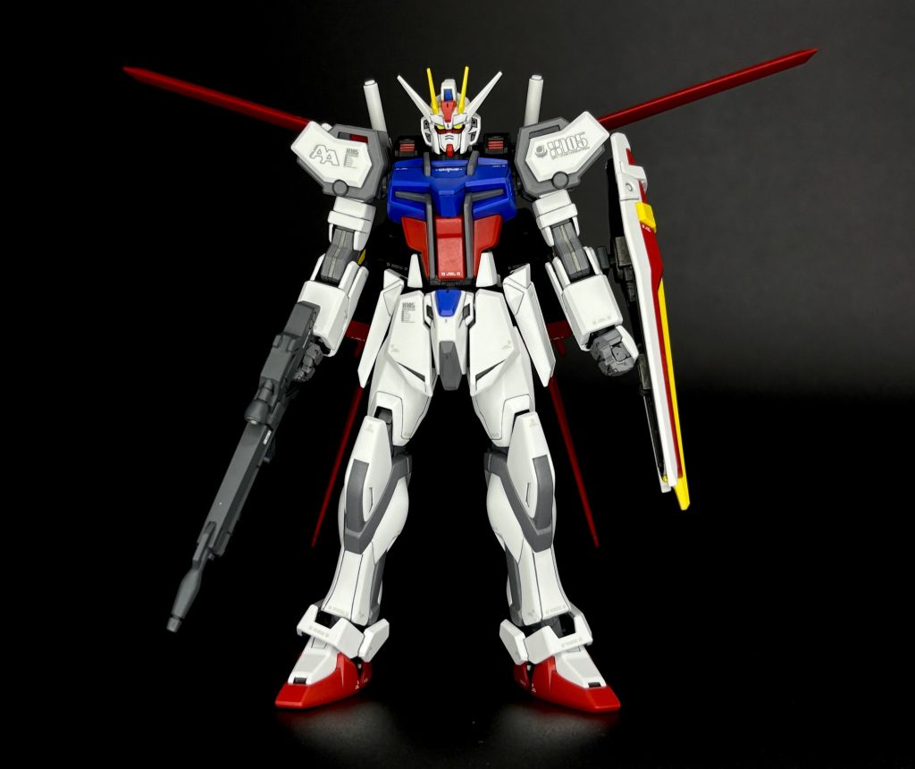 まずは正面から。ご覧の通り、エールストライカーを装着しております。このストライカーパックが入手困難になるのでないかと睨んで、発売間も無い頃にEG本体より先に確保していたのですが、まさかのEGストライクが店頭から枯渇する問題に直面。私、先物取引とか絶対やらない方がいいタイプの人間です(gundam-kao5)