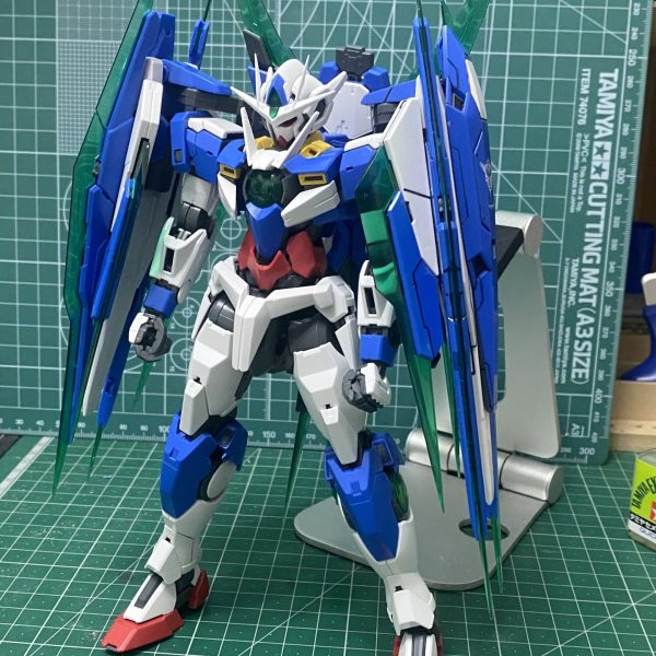 背中に大剣載せてみました。しっかりマウント出来ているので簡単外れることなく、その辺りの制作は満足なのですが…これは「ムキンクス」状態ですね…全体的に引き算できてないと言うか(全部載せでGNドライブ3つだから3乗のパワーだけど攻撃当たらないと思う)なんかオーライザーっぽいのできてるし…うん、ボツで！作り直します！！（3枚目）