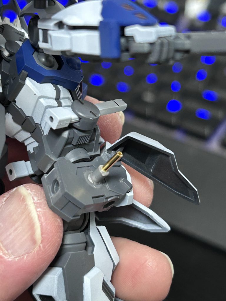 撮影中に股間軸が折れましたので、100均の真鍮パイプで補強修復しています渋すぎるし軸短いしでそりゃ折れるわコレ