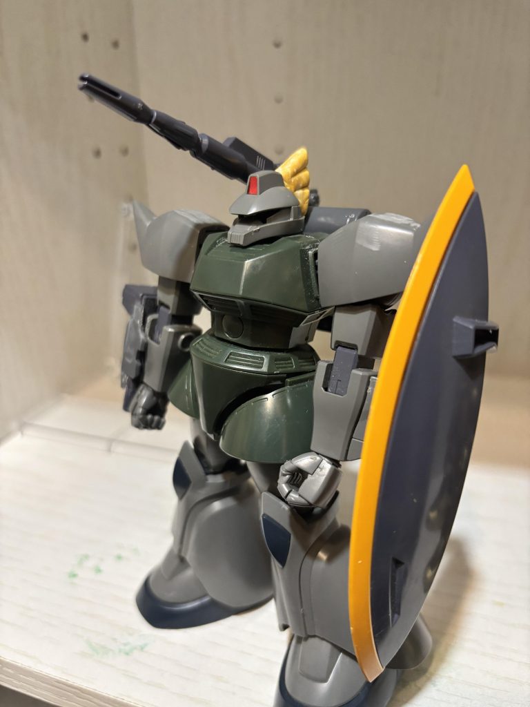 パテでトサカを作成。なんとなくそれっぽい形にした後でハサミで形を整えてみました。