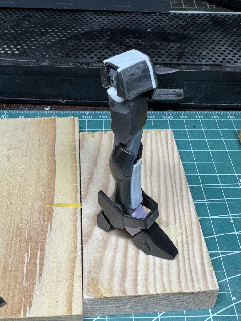 特徴的な脚もダガーLのパーツを移植して若干外に脚を向けられるようにしました。