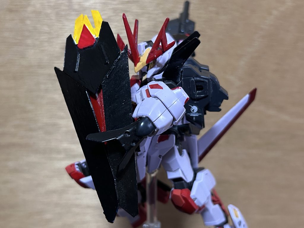 砲突盾は名前の通り 砲(銃)突(先端小ソード)盾(シールド)がミックスしたシールドとなってますビームを吸収して体内に取り込むアブソーブ機能も搭載してます本キットB1ランナー28のパーツと一体してます