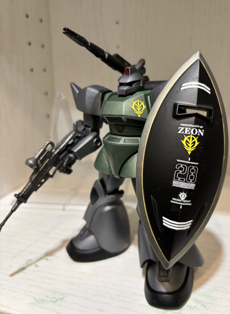 盾の黒はダイソーの黒スプレー。独特なしっとり感があり最近お気に入りの色です。