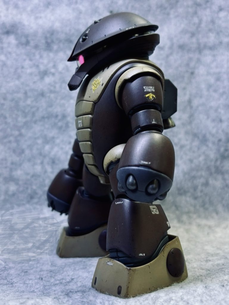 デカールも少々追加してみました✨右足から配線出ているので、画像は雑に隠してます😅