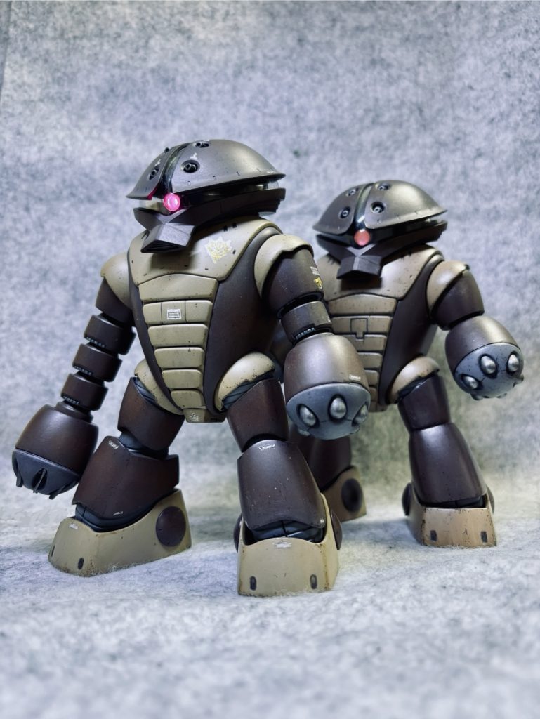 以前投稿した、アッガイ1号機と📷✨1号機は首、足首詰めなどしてますので少しどっしりとしてますが、無改造でもカッコ可愛いですよね😍近々ジオラマとして整えて最終完成となります🎵ご覧いただきありがとうございました🙇‍♂️