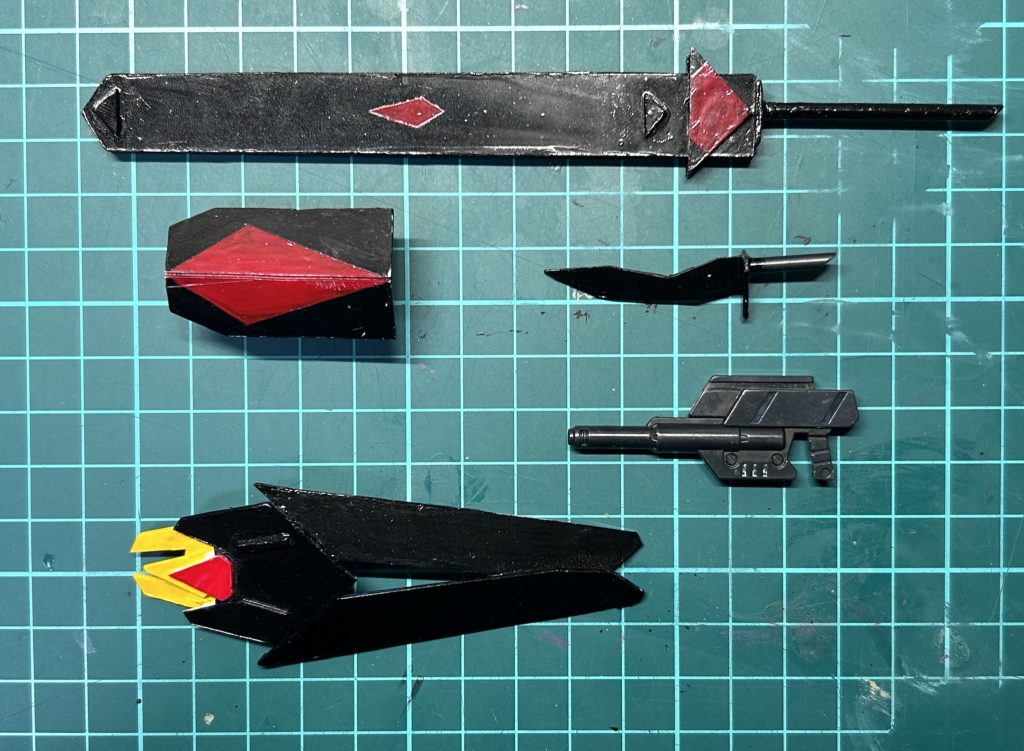 まずは武装マシンガン以外は全てプラ板で自作です上からいくと・ロングソードメイス・コアシールド・カイルナイフ・砲突盾(ほうとつじゅん)ですっ!