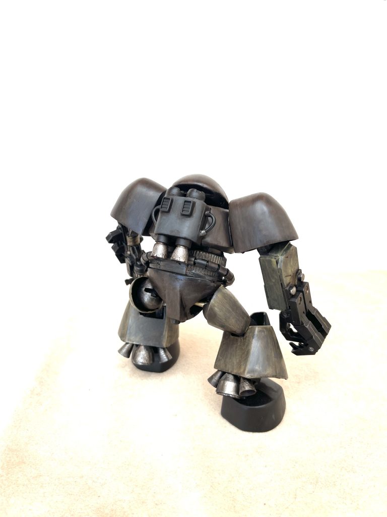 塗装はアクリジョンを筆塗りし、仕上げに半光沢をスプレーしています。