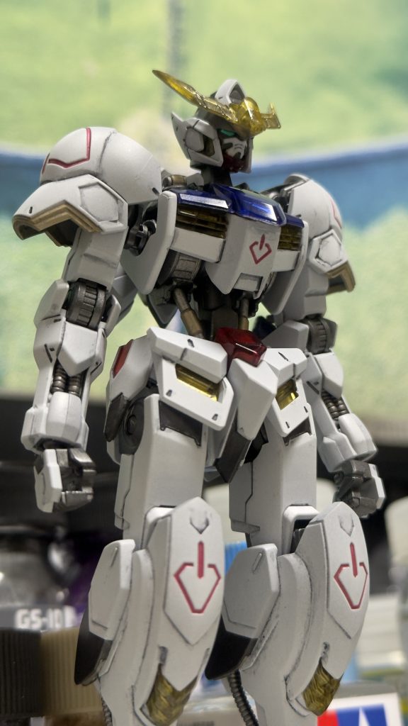 汚し前の状態&nbsp;機体各所の赤、黒、金、ピンクの電源マーク(?)も塗装してます電源マークはシルバーの上に蛍光ピンクで良い感じの発色になったと思います