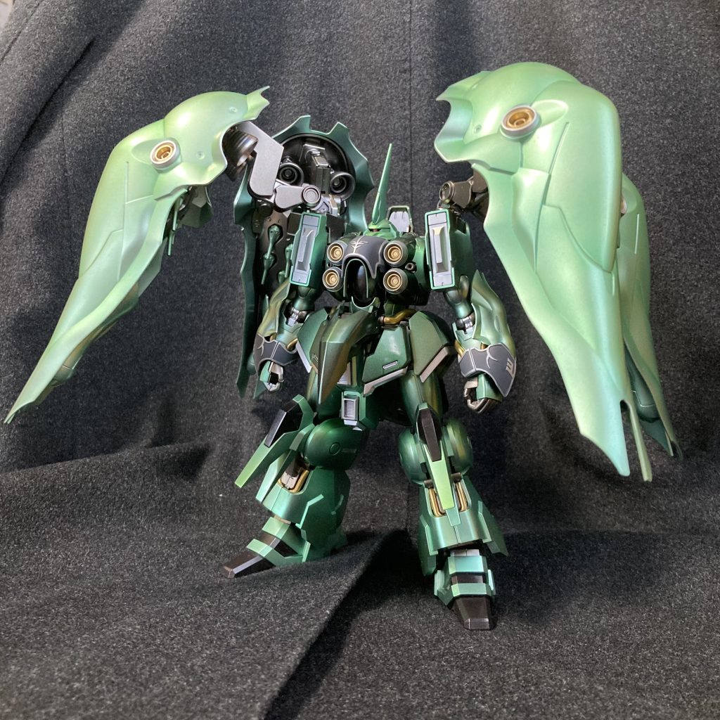 キット素組に、塗装は頭、腕、脚はシルバー下地にクリアグリーン+ハイライト胴体はガンメタ下地にクリアグリーンハイライトにクリアイエローの後、コンパウンドで磨きました(iori_sei)白部はシルバー、オレンジ部はゴールド