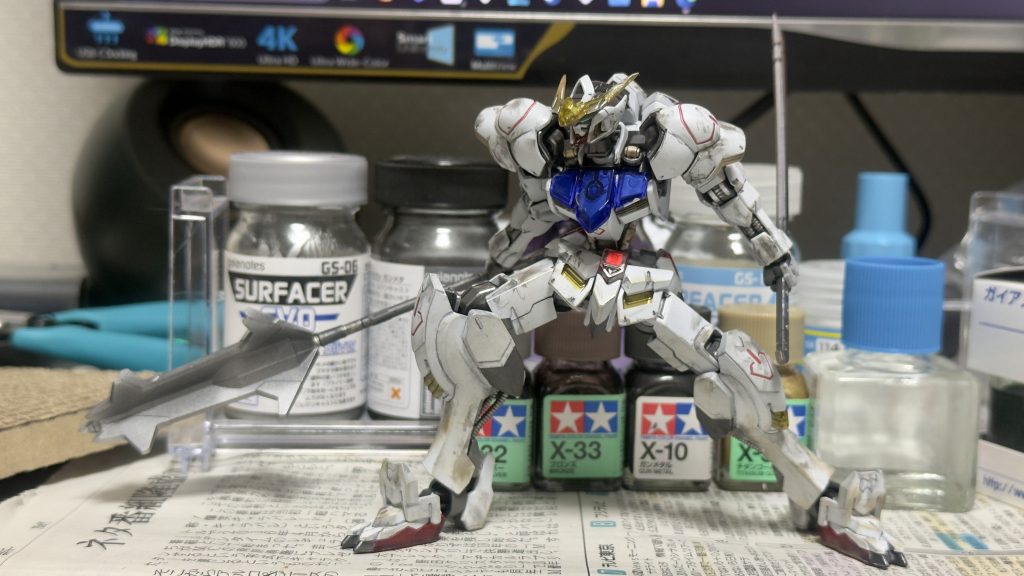 汚しも入れてポージング&nbsp;メイスと刀はガンメタで縁に薄らシルバーを吹いてます