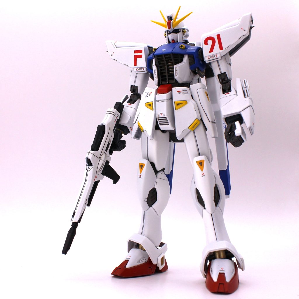 後から知りましたが、MG F91 ver.1.0は悪名高いキットのようですね。確かにデザイン、構造、材料共に今の目で見ると(当時でも？)ツラい箇所が多々あります。私の個体は素組み状態で長年放置されていたと思われる物でしたので状態が悪く、ABSパーツ同士の摺動部が悉く滑らない状態でした。
