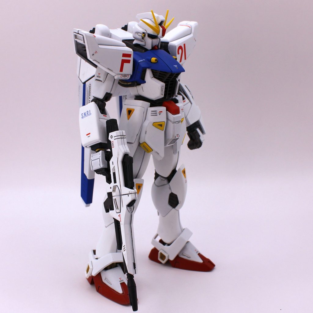 今回学んだ大失敗ですが、塗装前に関節部にシリコンオイルを塗ってしまった事です。仮組みで摺動性改善効果を確認し、その後超音波洗浄機で洗浄したのですが、洗浄が甘かったようで全パーツの表面にシリコンオイルが残留してしまいました。それに気づかずサフを塗ったのでハジキまくり、ほぼ全身表面処理やり直しになってしまいました。