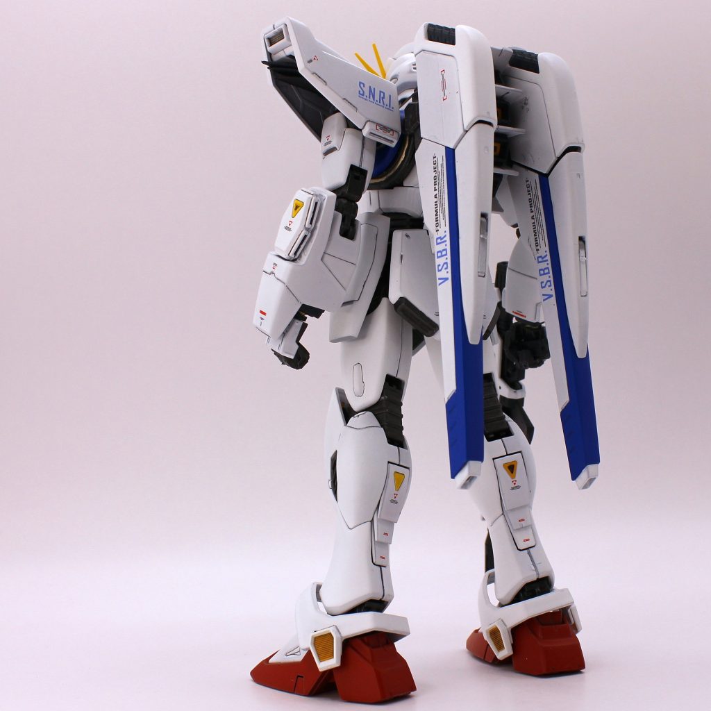 手首をビルダーズパーツに置き換えたり、摺動部にシリコンオイルを差したり、折れた部分を接着固定等して何とかカタチを整えました。とは言えちょっとバランスを崩したりポーズをつけようとするとヘナヘナと全身垂れさがるので、今回は直立ポーズのみです(苦笑)