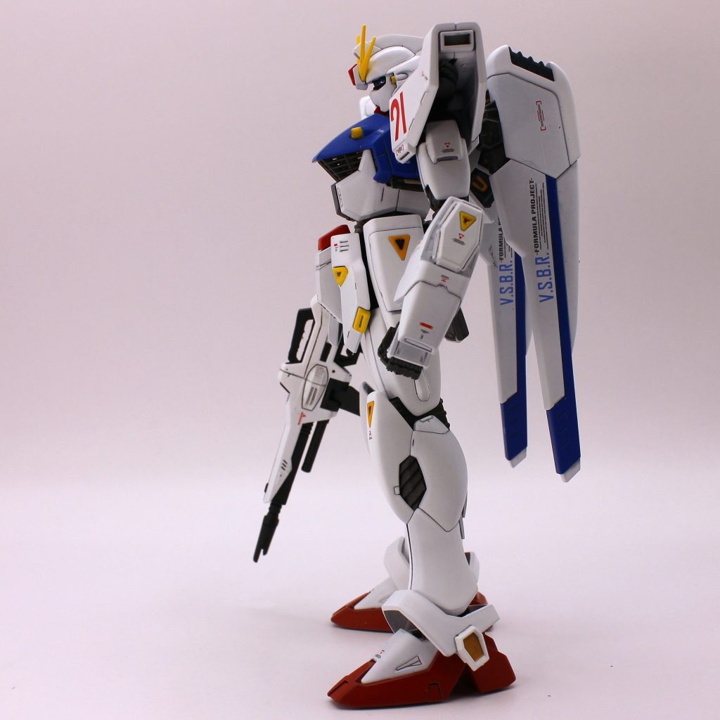 思わぬ回り道はありましたが、全身真っ青の機体を白く塗り直す事に成功できたのは収穫でした。工程としてはグレーサフ(クレオス1000番)を吹き、その後アサヒペンのクリエイティブカラー マットホワイトで塗装しました。このマットホワイトが隠ぺい力が強い割りにミストが細かく軽く、かつ大容量で低価格とかなり優秀なスプレーでした。今まで色々と白スプレーは試してきましたが、色味が許せばこれを最優先に愛用したいと思います。