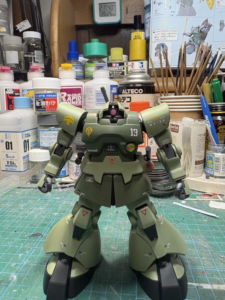 モノアイはピンクで塗装後光沢でトップコートしてマスキングし塗り分け