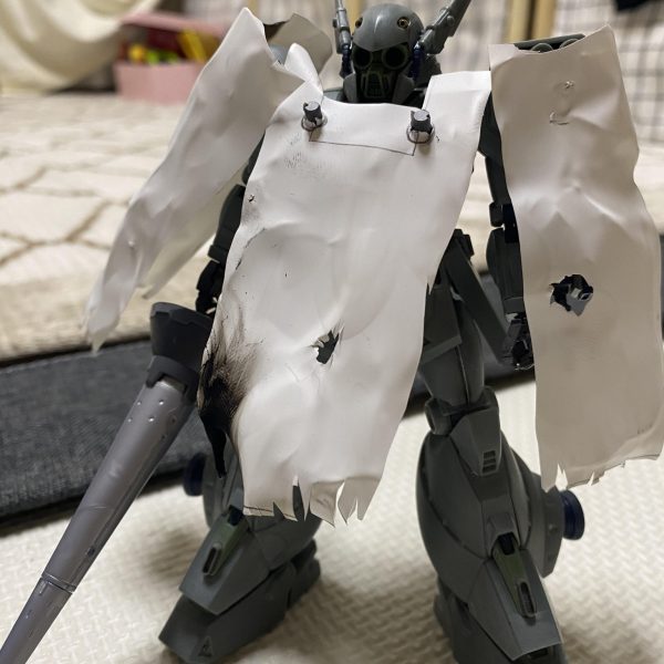 ザビーネ専用にして色変えだけすればいいやと思ってたけどマントとショットランサーぽいのを付けてみました。コトブキヤの武器がピッタリだった！マント炙ってたらガチで燃えた…（2枚目）