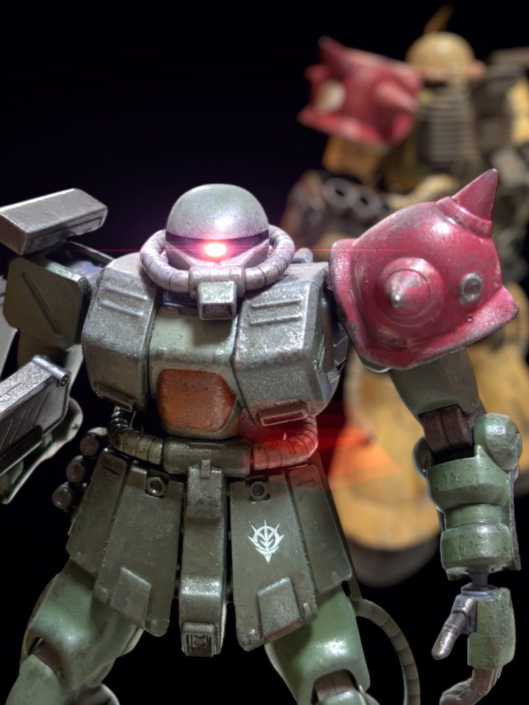 ３人は、砂漠で戦い、壊滅した部隊の生き残りだ。前任部隊の遺志を継ぎ、彼らは、機体の肩を血濡れたように黒ずんだ赤に染め上げていた。