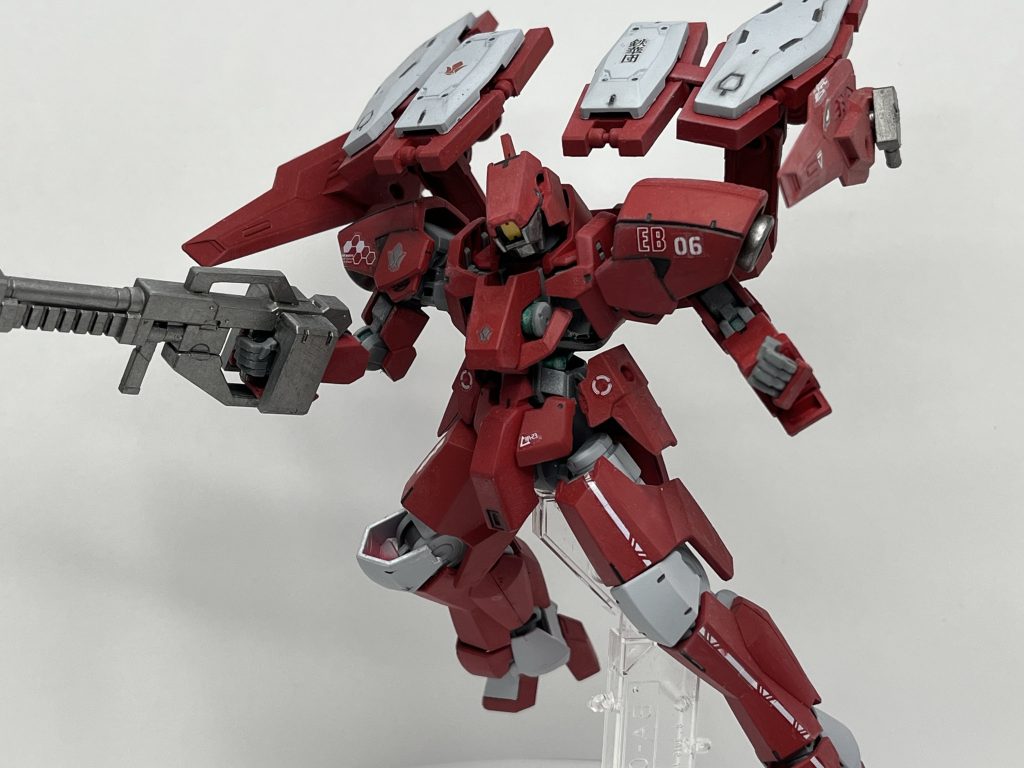 高い機動力と単独戦闘及び離脱をコンセプトにカスタムされており、背部に装備したブーストバインダー以外は最低限の武装を装備