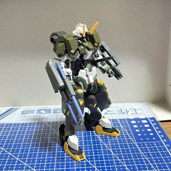 ご覧いただきありがとうございます。本体はほぼ完成です。バックパックにショートバレルのダインスレイヴとミサイルポッド、サブアームとシールドをつけるつもりです。2連パイルバンカーも付いてフルアーマーっぽくなりました。（2枚目）