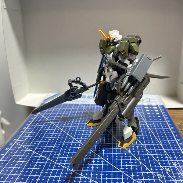 ご覧いただきありがとうございます。本体はほぼ完成です。バックパックにショートバレルのダインスレイヴとミサイルポッド、サブアームとシールドをつけるつもりです。2連パイルバンカーも付いてフルアーマーっぽくなりました。（3枚目）