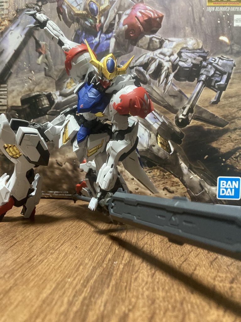 MGバルバトスから可動範囲が向上し、ダイナミックなポージングができるようになりました。