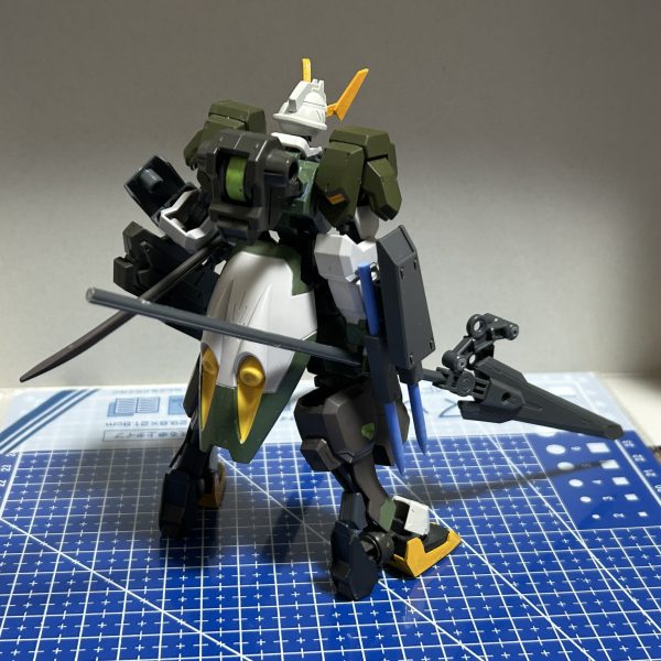 ご覧いただきありがとうございます。本体はほぼ完成です。バックパックにショートバレルのダインスレイヴとミサイルポッド、サブアームとシールドをつけるつもりです。2連パイルバンカーも付いてフルアーマーっぽくなりました。（4枚目）