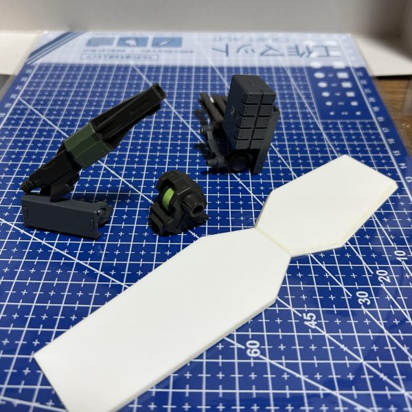 ご覧いただきありがとうございます。本体はほぼ完成です。バックパックにショートバレルのダインスレイヴとミサイルポッド、サブアームとシールドをつけるつもりです。2連パイルバンカーも付いてフルアーマーっぽくなりました。（5枚目）