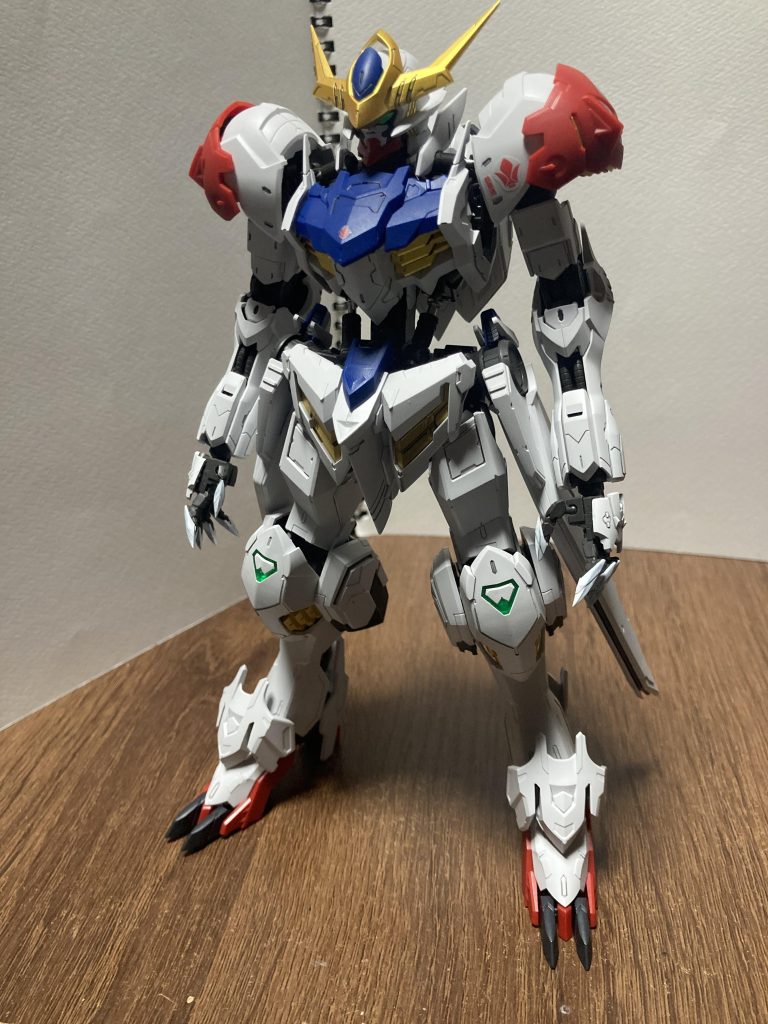 Hgで仕上げたバルバトスルプスのイメージでデカールを貼ってます。