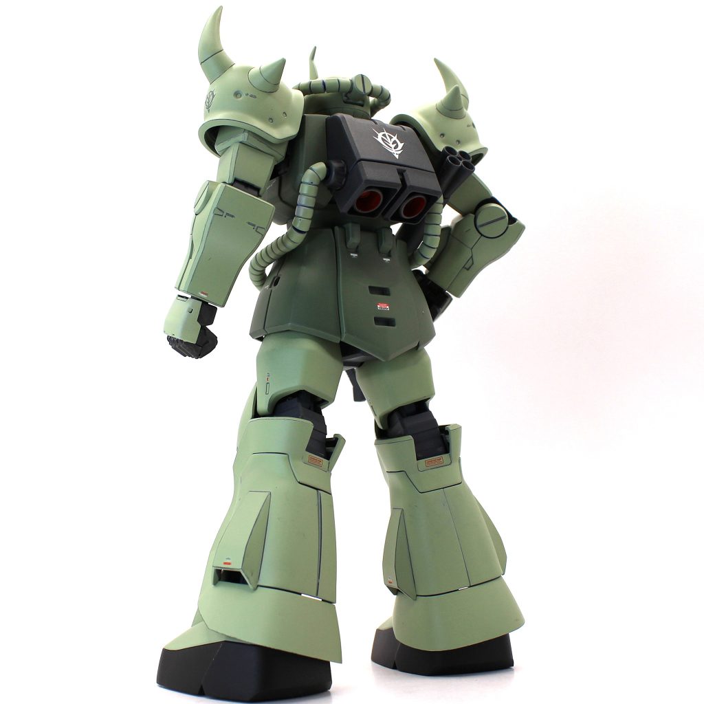 両脛のサイドにあるスラスター?排気口?は開口しておきました。幸いこの部分は内部メカも存在しているので覗き込んでもデイテールがあり、がらんどう感はありません。