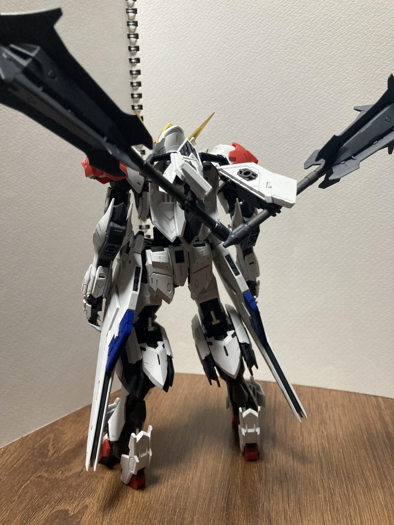 サブアームの展開ギミックも差し替え無しで再現してて、サブアームのマニピュレーターはツインメイスを保持可能。