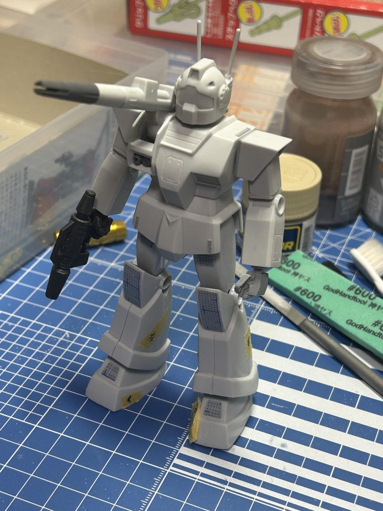 この段階からアンテナの金属線化、膝の延長、頭部の削り込みを行いました。キャノン砲は先端が元のキットのままだと少しイマイチな気がしたのでMGシナンジュのライフルから流用しました。