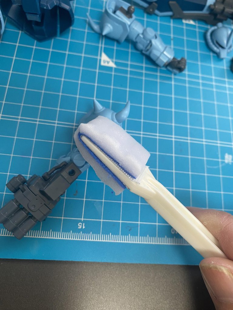 メラミンスポンジみたいにスポンジゴシゴシするだけで簡単ツヤ消しできるみたい。普通のメラミンスポンジと違ってカスが全然出ないから使いやすくて作業をしていて楽しかったです。(zaku-kao5)