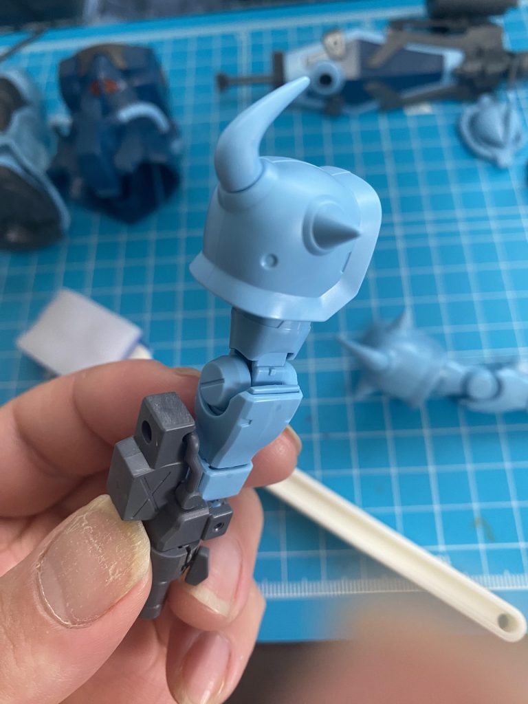 一応、スポンジゴシゴシした後、撮ってみたけど写真じゃわからんね(zaku-kao4)でも、コート剤ほどじゃないけどツヤ消し出来てます。あと触ったらすごいプラ材質特有のツルツルが無くなってるので墨入れ、塗装の塗り感が良くなるらしいです(zaku-kao2)