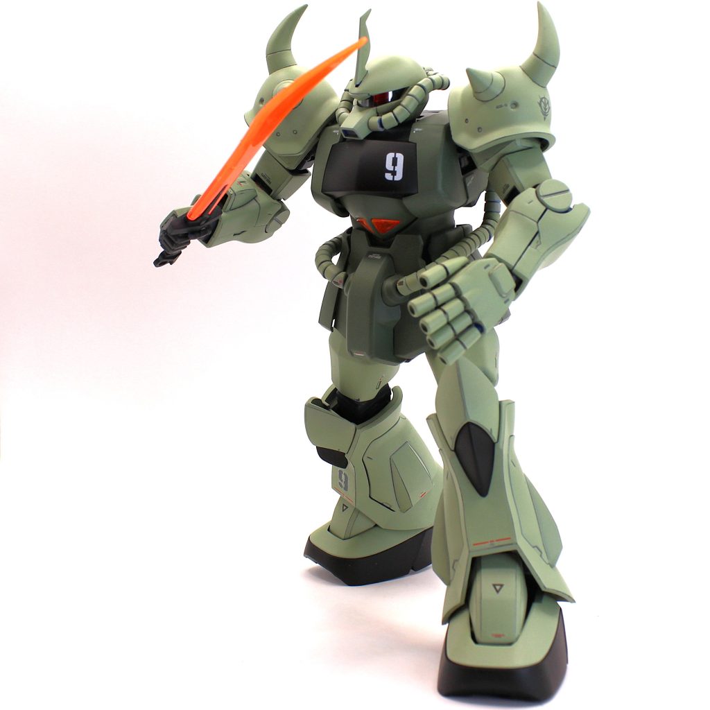 グリーン色はクレオスのMSグリーン、MSディープグリーンのスプレーです。結構淡いグリーンで隠蔽も強くないので、MG1.0のかなり濃いめのブルーの成形色の上に塗るにはサフの下塗りが必須でした。