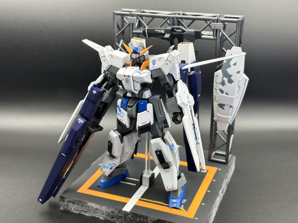 背景に、本来のこのキットでは余剰パーツ扱いのドッズライフルとシールドを飾って再利用してます。