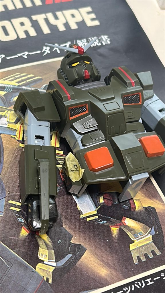 オレンジの塗装は五回ほど塗り重ねました。ここは白サフを吹いた方が良いんでしょうね。