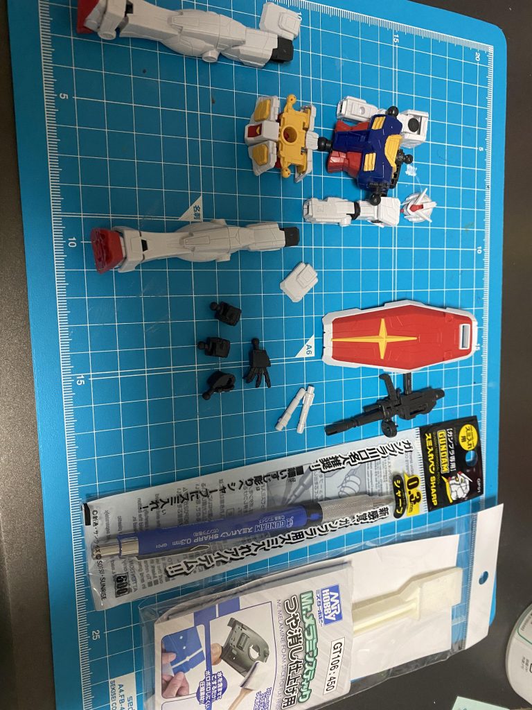 EGなのでサクサクっと簡単に作りました。パーツ数も少ないので楽でした。万博ガンダムは、最初からパーツに多く筋彫りが刻まれていて墨入れ大変そうだなぁと感じました。いつものマーカーで墨入れするとゴツゴツしちゃいそうだったので、シャープの墨入れペンで墨入れする事にしました。