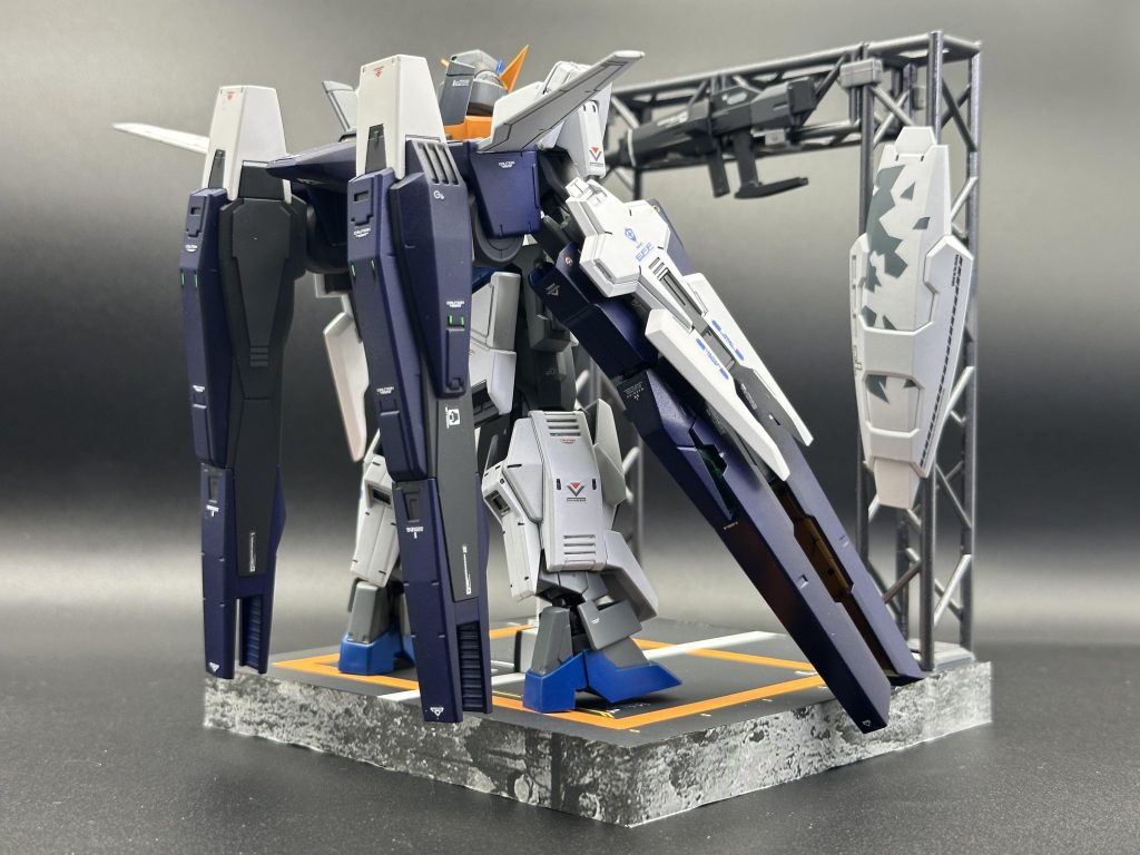 背面、紺色はタミヤスプレーのディープメタリックブルーに艶消しで光沢を消して使用してます。