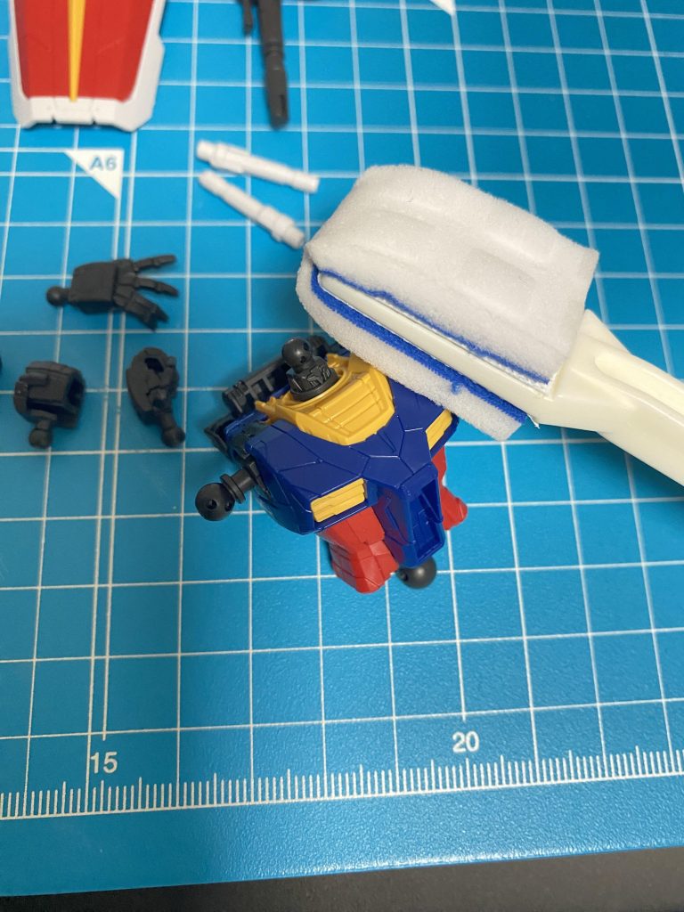 墨入れの前に、かんたのガンプラ作製の必須アイテムになりつつあるメラミンシートで簡単つや消ししましたよ(gandam-hand1)