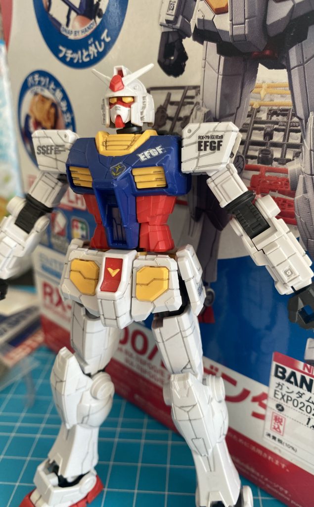 こんな感じで白の筋彫りを中心に墨入れしときました。あとは、アンテナシャープ化と以前作ったEz8で使わなかったシールを貼ってさり気なく08小隊好きをアピール(gundam-kao7)