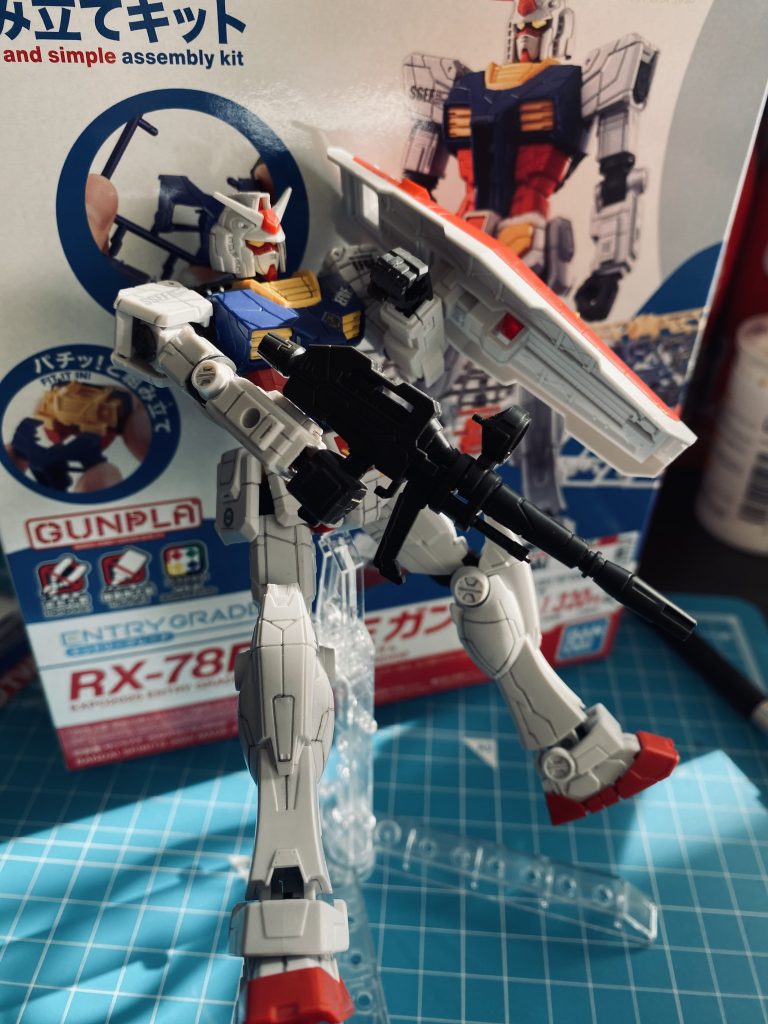 色んなポージングを楽しめるのは、ガンプラの良い所でもあります。