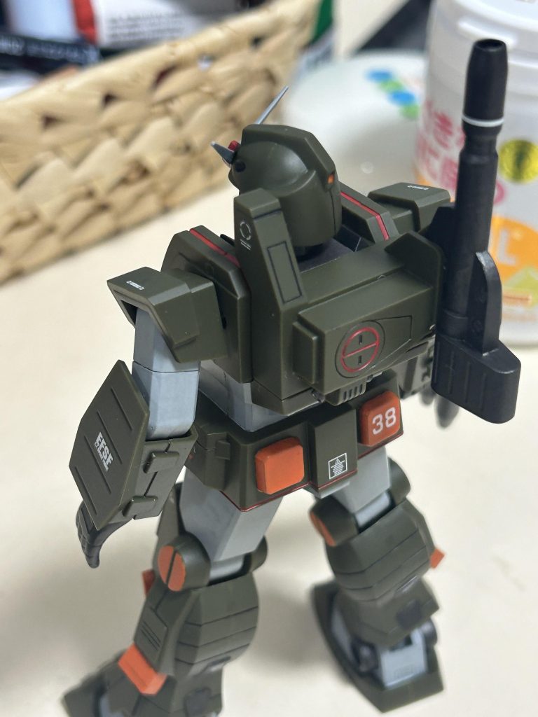 塗装は水性ホビーカラー筆塗りです。ミリタリーグリーンは成形色です。オレンジが全然発色しなかったり、ツインアイの細かい塗装に苦労しましたが綺麗に塗れました。