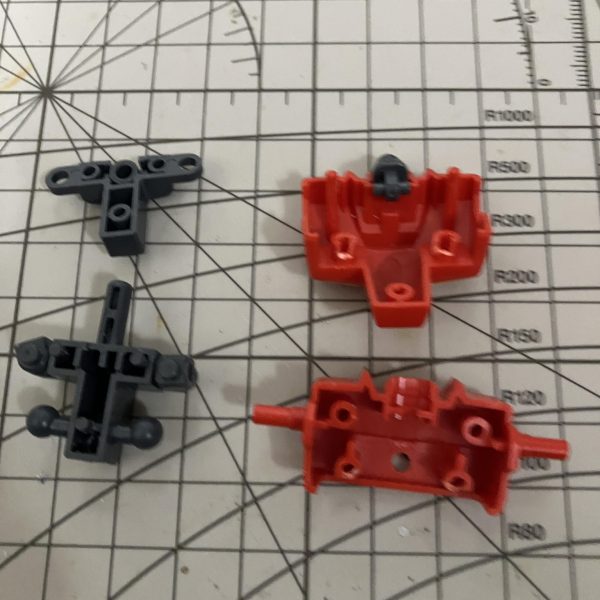 EG -8の手は3mm軸からボールジョイント足はボールジョイントから3mm軸になりました。（3枚目）