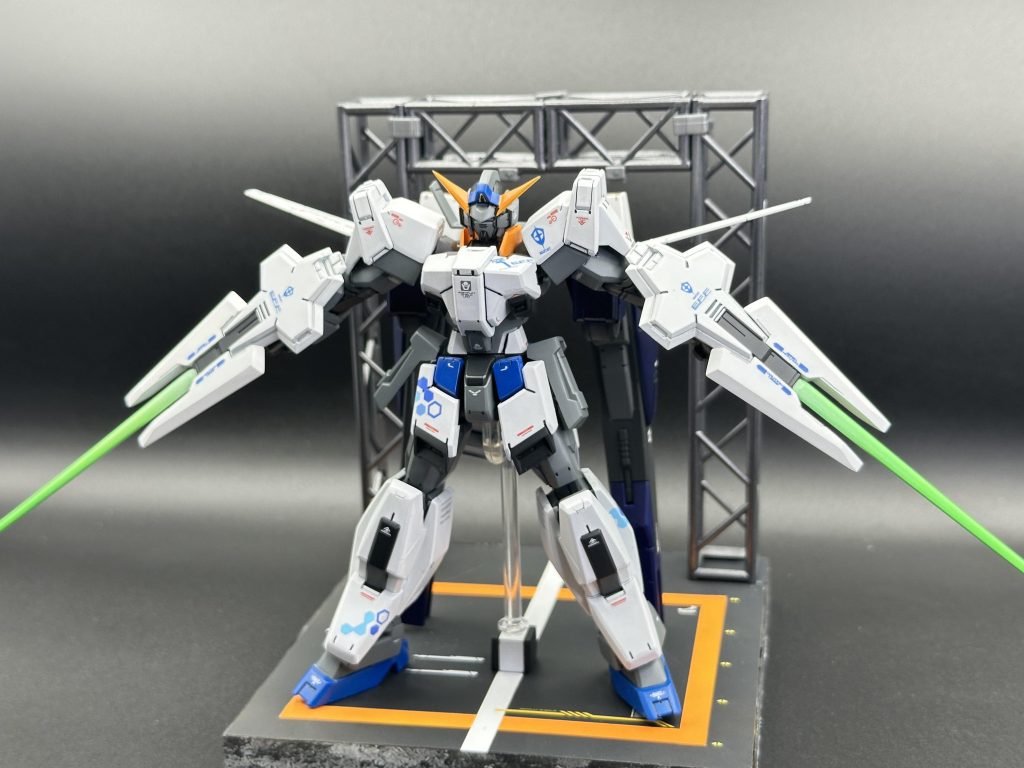 ビームサーベルは緑にしたく、蛍光グリーンでグラデーション塗装したんですが…葱にしか見えねえ…(汗