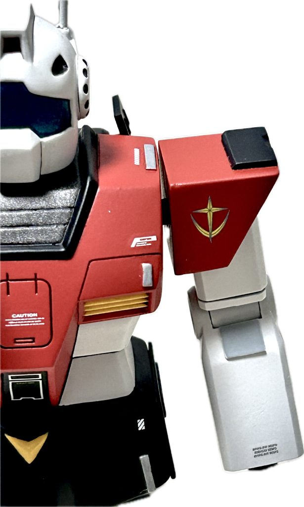 元キットの頭部は顎のラインや頬の外側が締まっていないのでデザインナイフで削ってシャープ化と小型化を図りました。